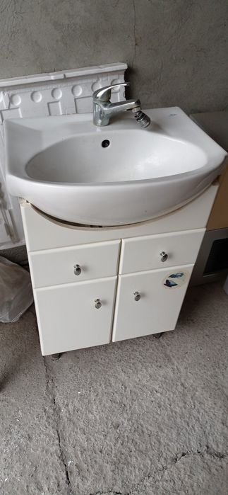 Тумба під раковину з краном.