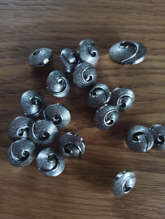 Guziki  63 szt różnej średnicy