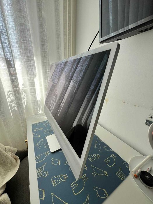 iMac prateado de 24 polegadas com o processador M1 da Apple
