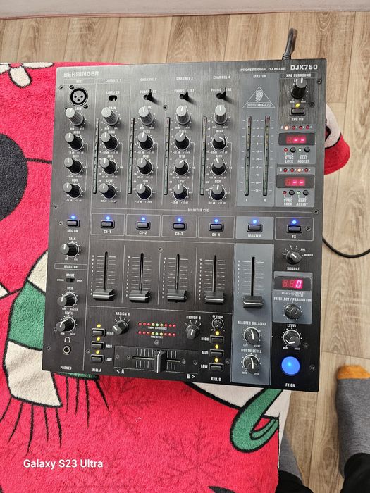 Mixer behringer plus mikrofon