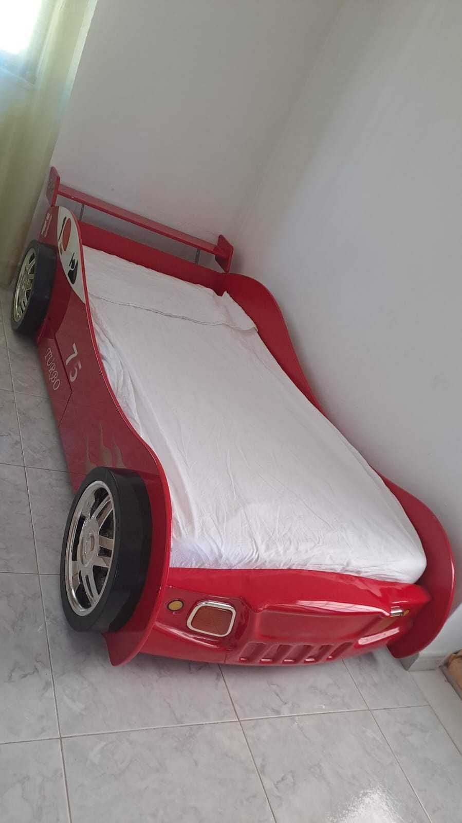 Cama de criança formato carro formula 1