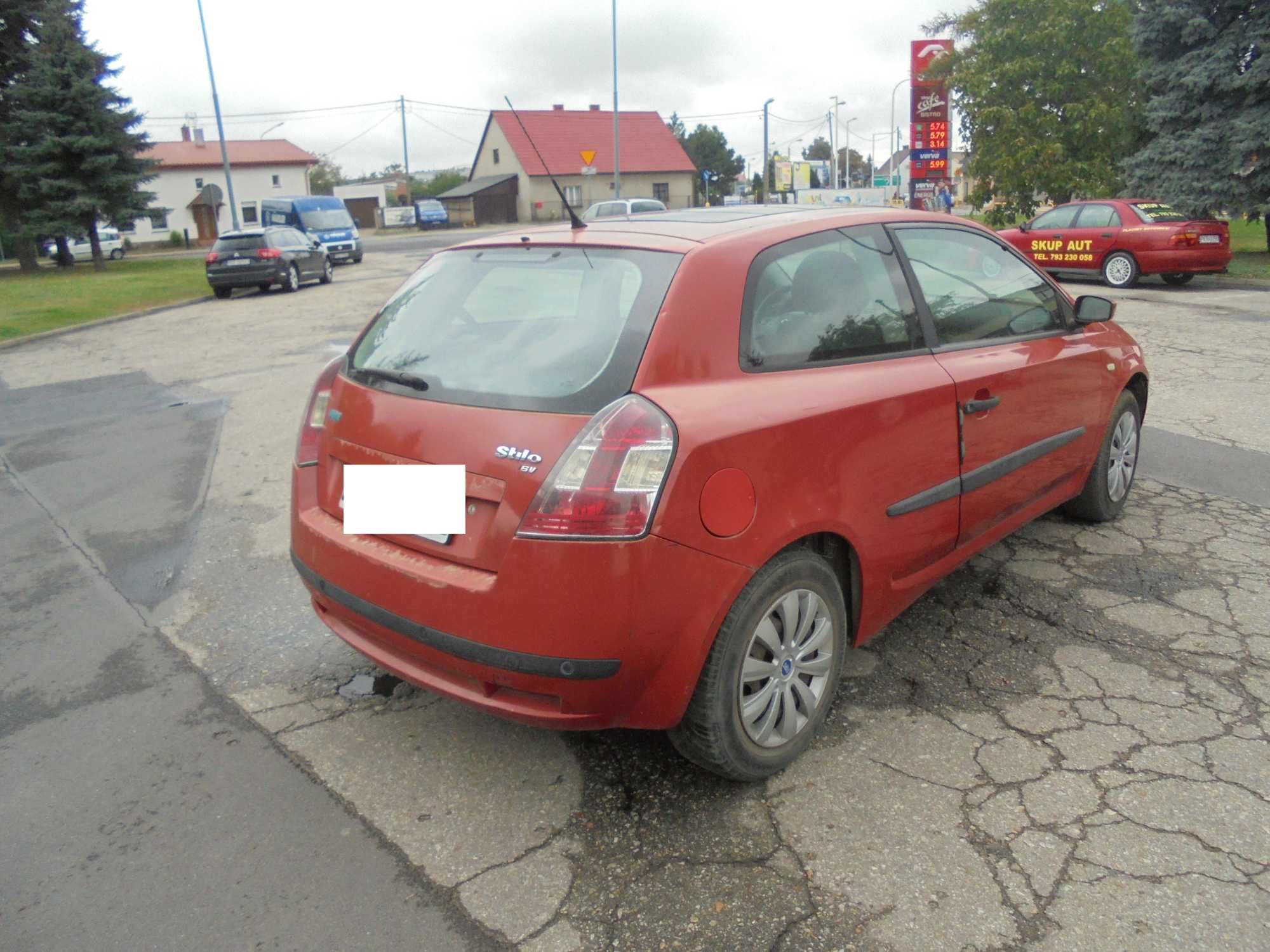 Fiat Stilo 3drzwi 1.6 benzyna kolor czerwony przeznaczony na części