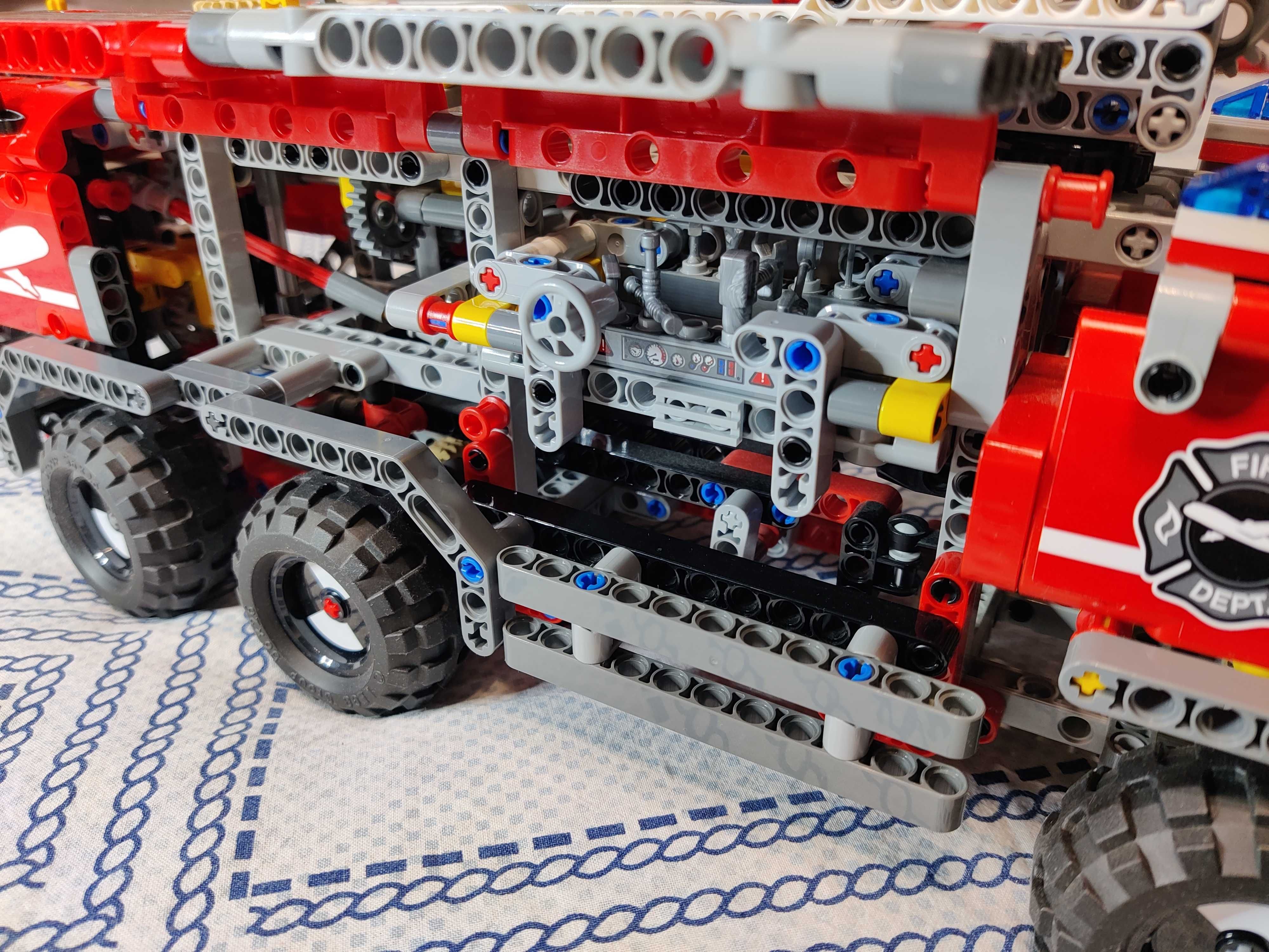 LEGO TECHNIC Airport Rescue Vehicle (42068)