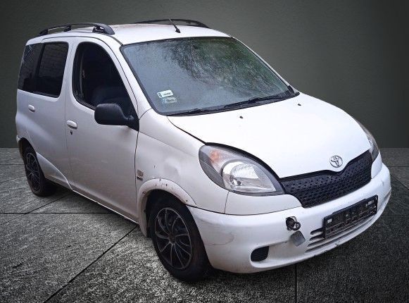 Na części Toyota Yaris Verso 1.3 2002 r. VVT-i 068 Silnik Skrzynia Maska Zderzak Drzwi Klapa Szyba