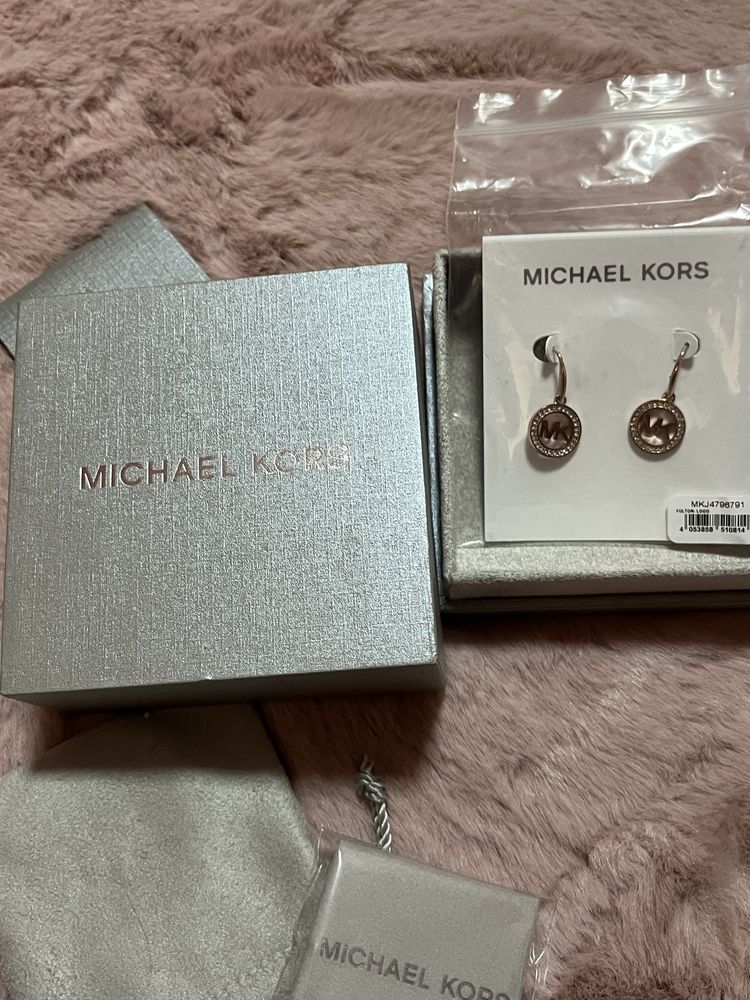 Michael Kors kolczyki wiszące Brilliance różowe złoto logo MK pudełko