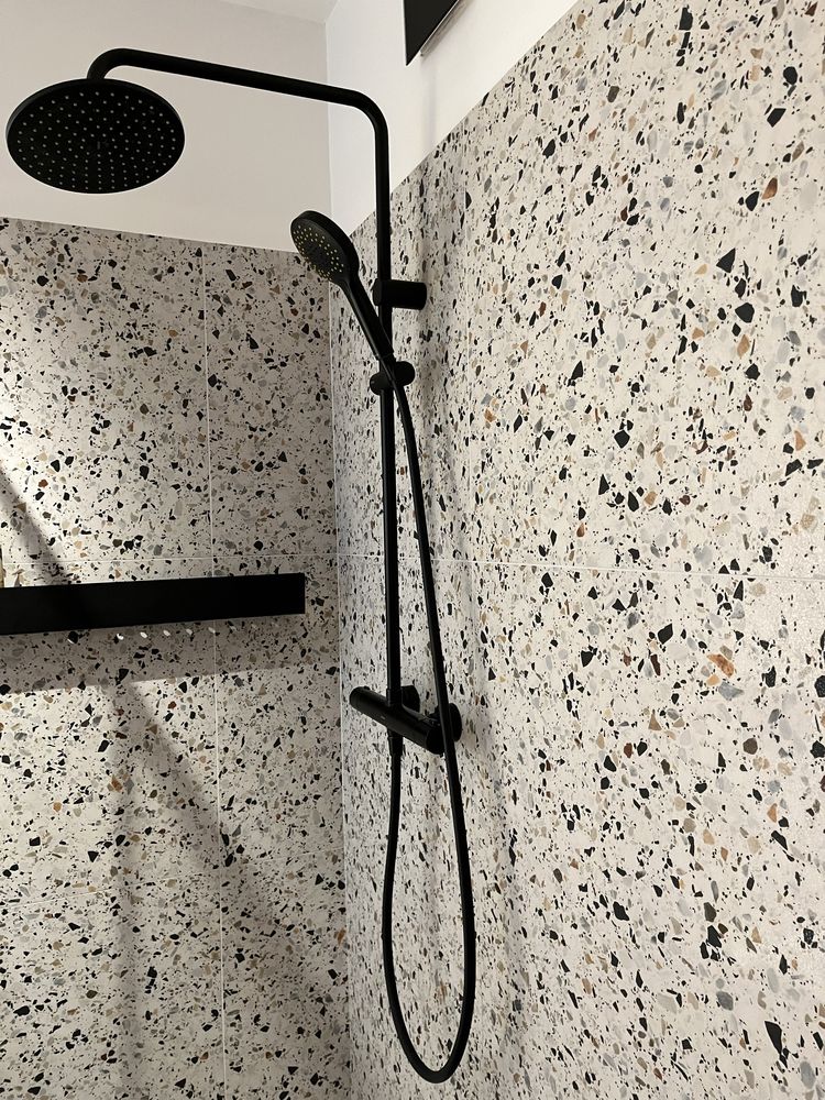 Oltens Atran zestaw prysznicowy termostatyczny z deszczownicą czarny
