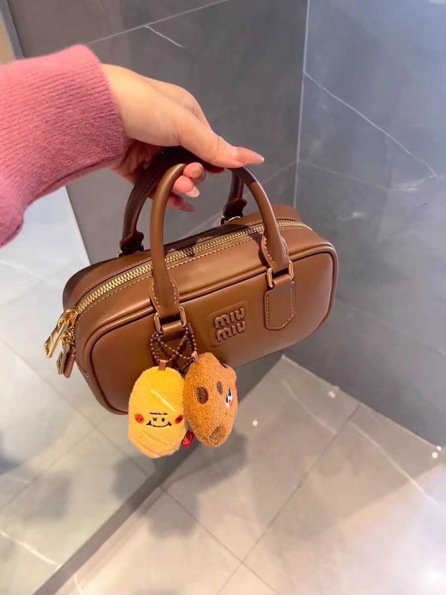 Miu Miu brązowa torba - połączenie elegancji i funkcjonalności