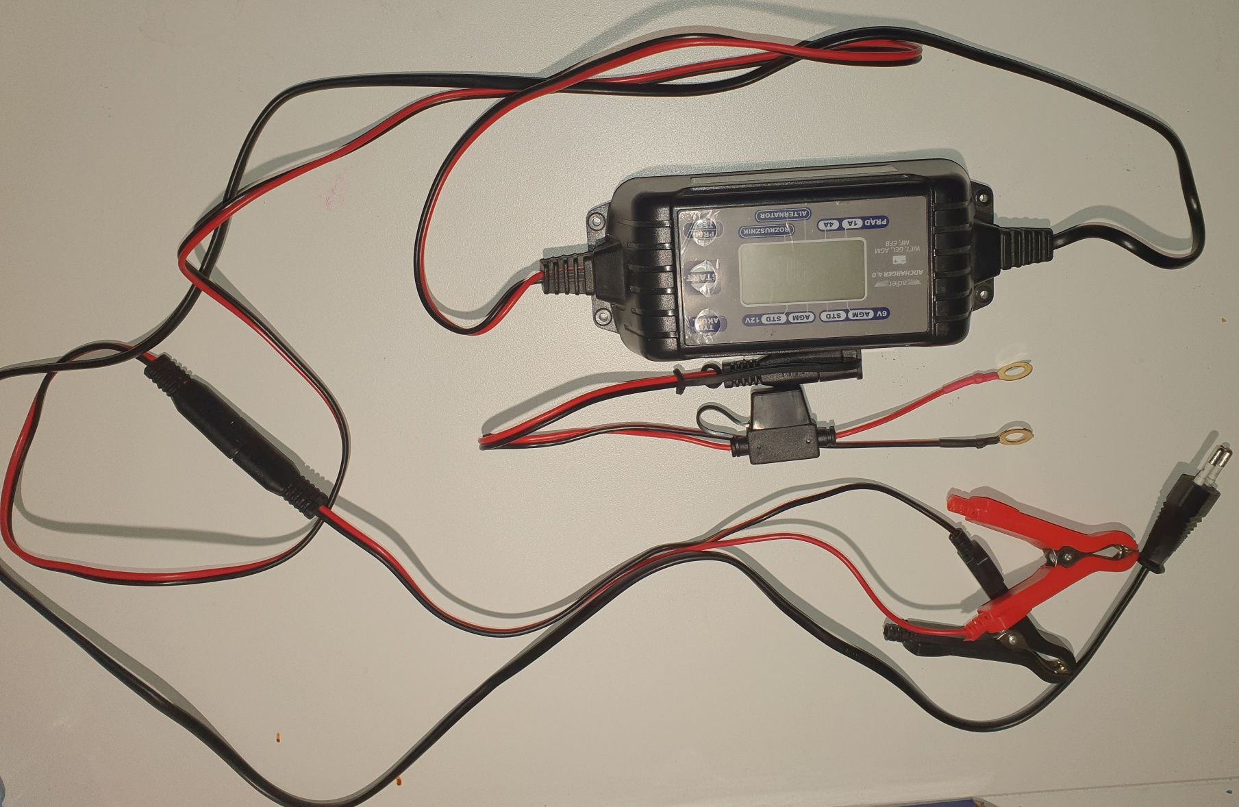 Ładowarka do akumulatora ADCHARGER 4.0  samochodowa