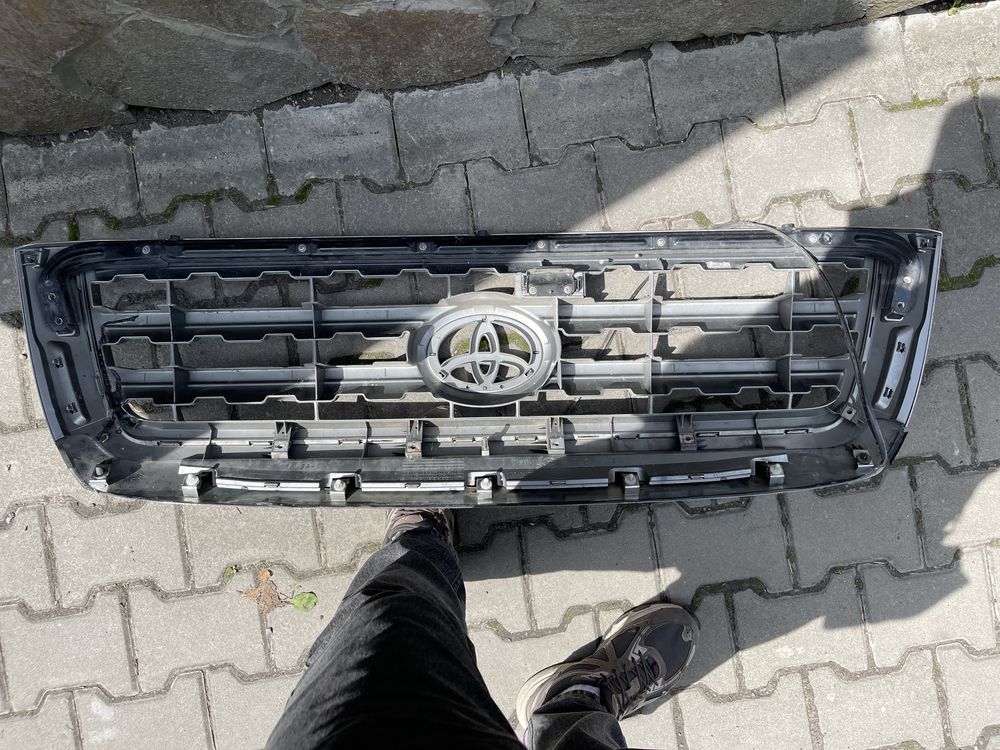 Решітка toyota sequoia