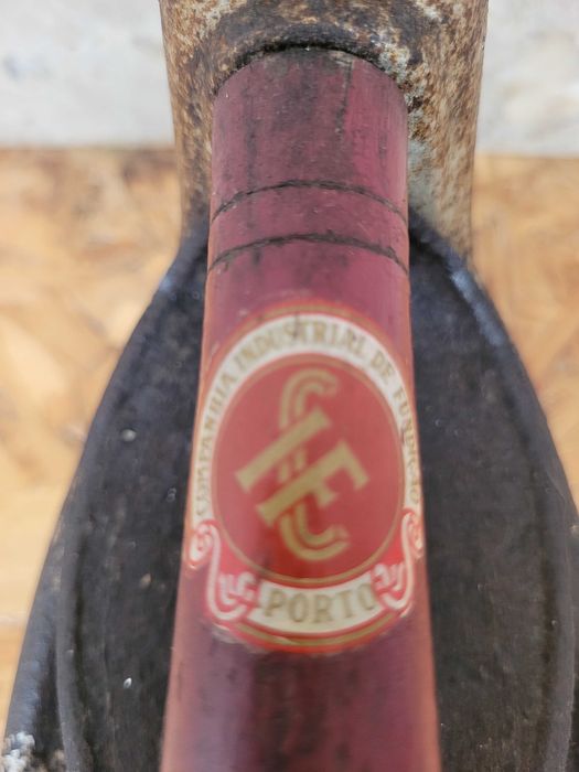 Ferro de engomar antigo da Companhia Industrial de Fundação