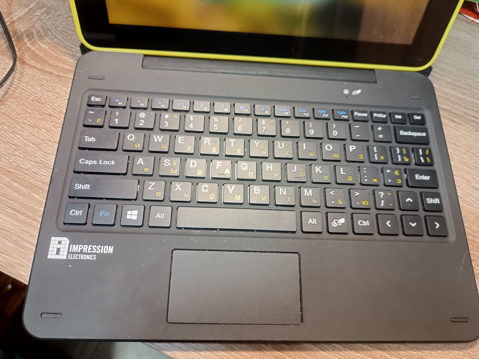 Шкільний планшет з клавіатурою.