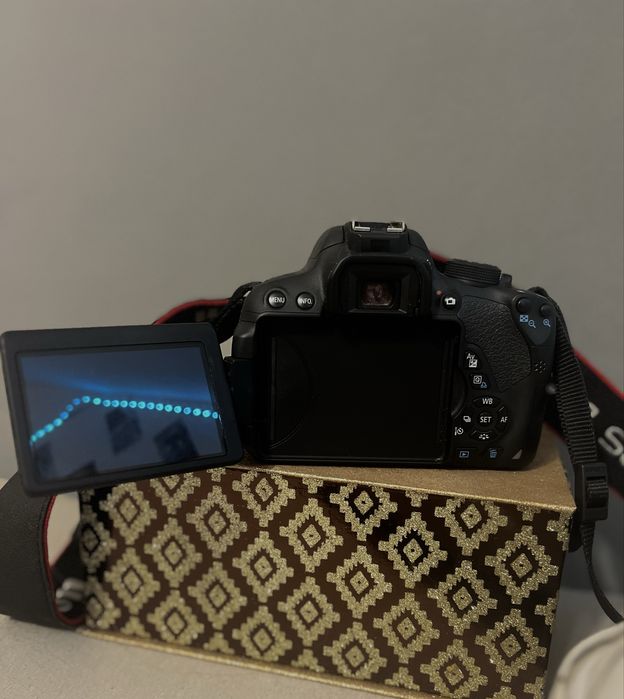 Idealny aparat Canon EOS 700D świetny dla początkujących