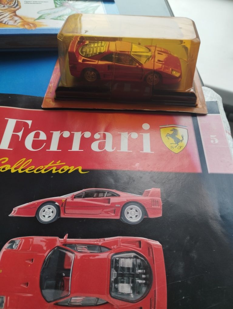 Ferrara F40 з журналом