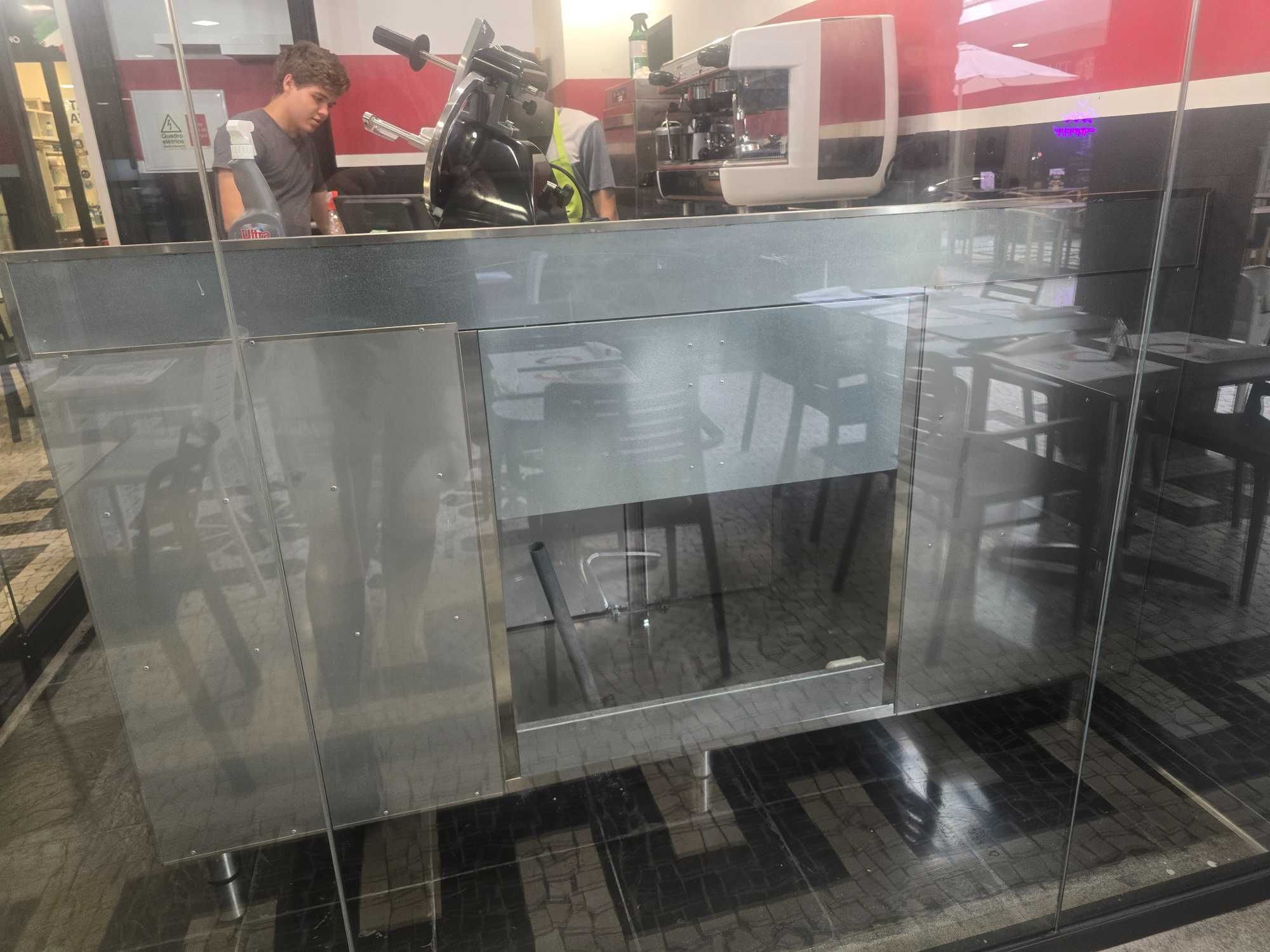 Vendo mesa de café de inox ,como nova com  2metros