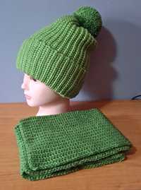 Komplet czapka z pomponem i szalem zielony