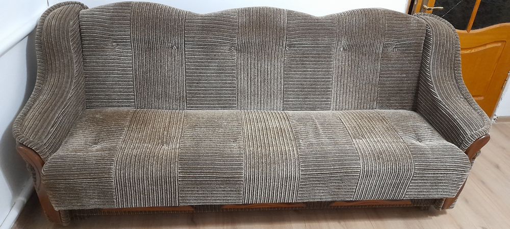 Диван з двома кріслами і пуфиками