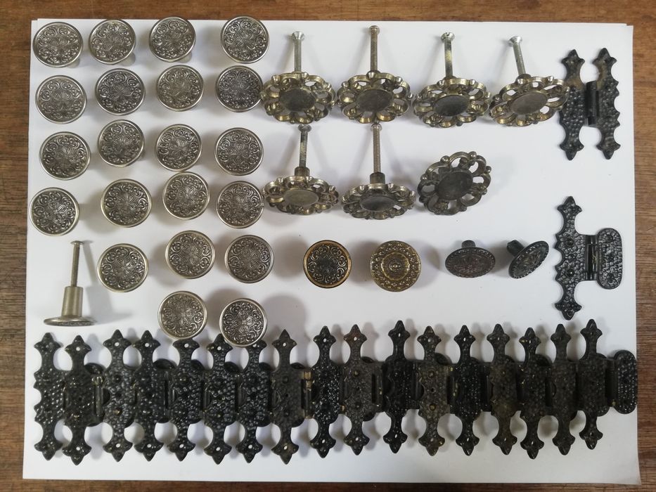 Ferragens / Puxadores antigos em latão e dobradiças.