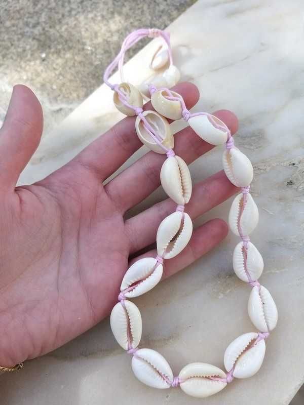 Colar conchas com fio rosa ajustável