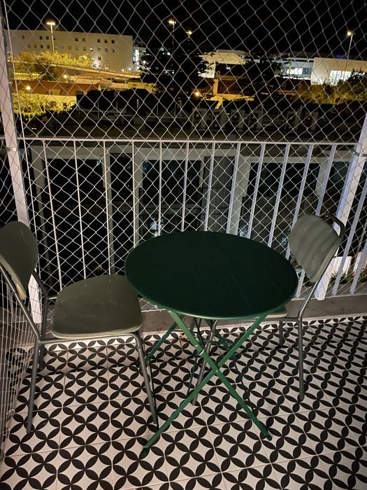 Vendo conjunto mesa e 2 cadeiras exterior