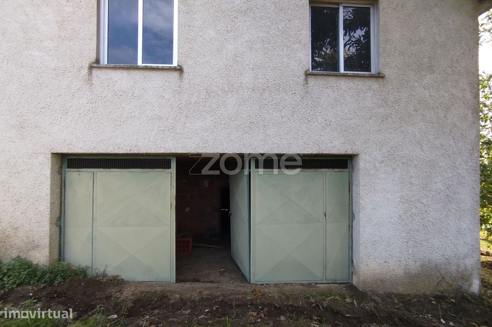 Prédio, armazém com quintal, terreno e garagem – Vilar de Besteiros...