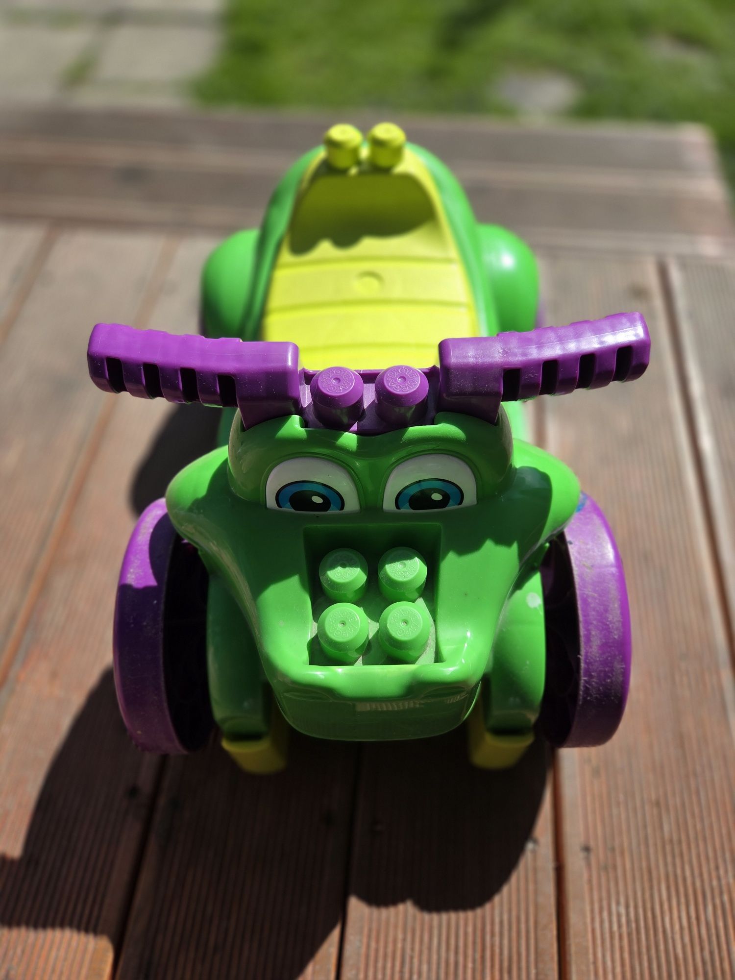 Jeździk zbierający klocki Fisher Price