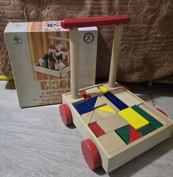 Деревянная тележка с кубиками