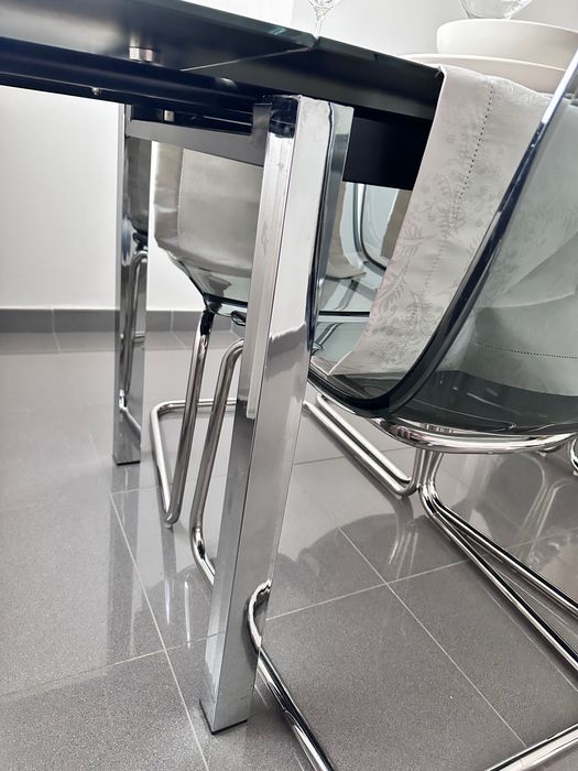 Mesa de vidro extensível com cadeiras