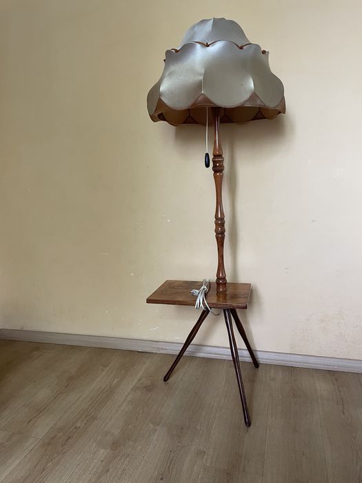 Lampa stojąca ze stolikiem