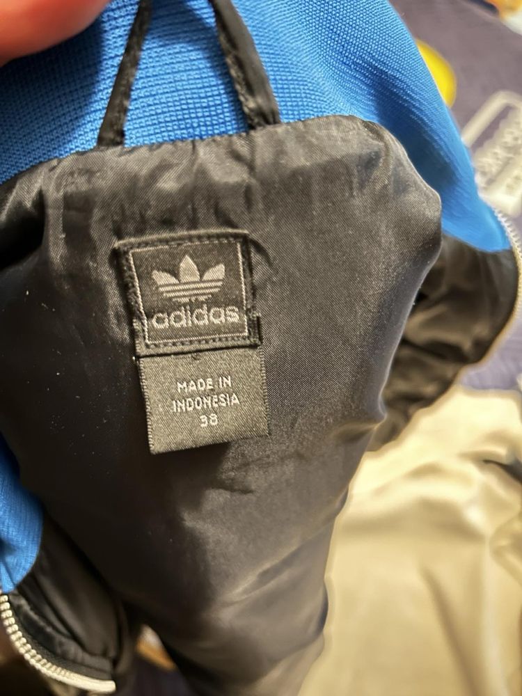 Продам оригинальную жилетку adidas.