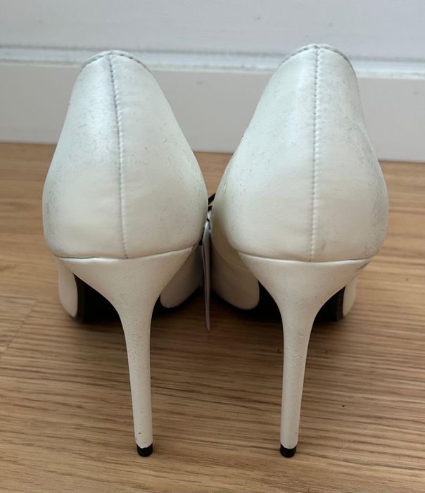 Sapatos brancos de salto alto Bershka