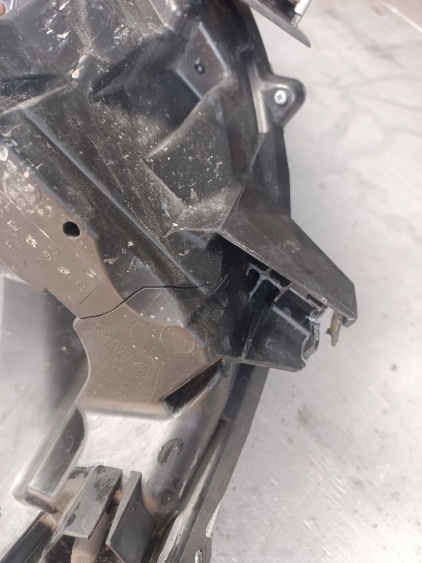 Lampa lewa przód przednia MITSUBISHI ECLIPSE CROSS
mną żarówkę