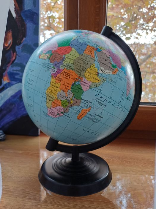 Глобус середнього розміру