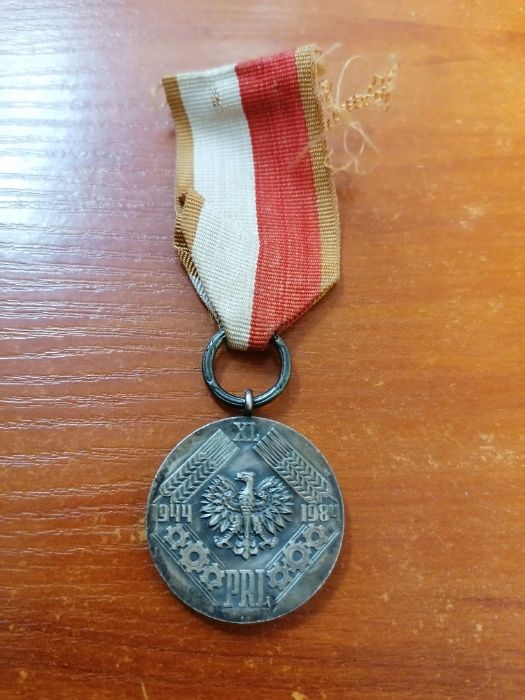 Odznaczenie Medal Odznaka 1944 Walka Praca Socjalizm 1984