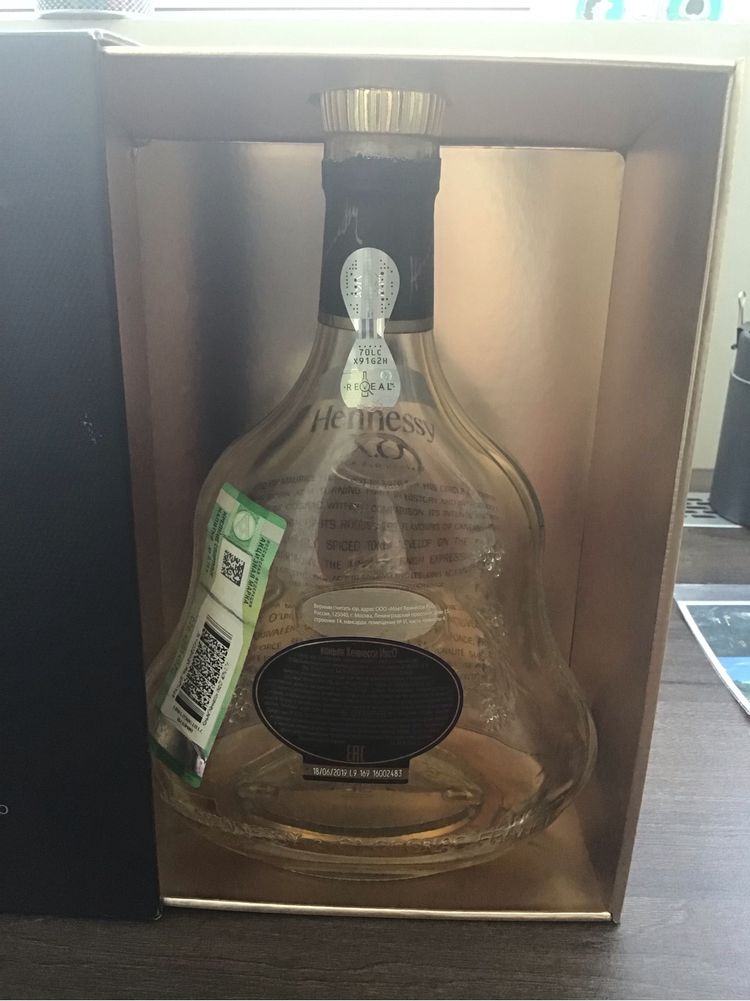Бутылка с коробкой Hennessy X.O