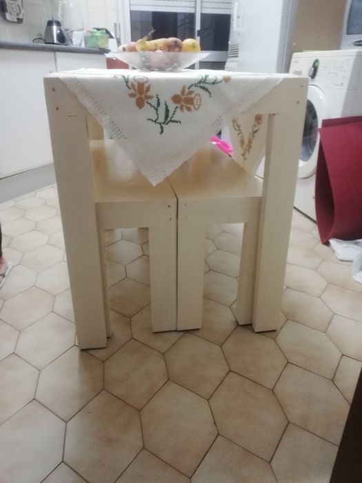 Vários tipos de mesas e bancos de madeira rústica e muito robusta.