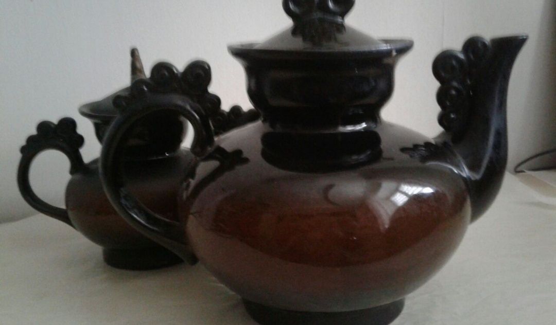 Недорого продаётся керамическая посуда:чайник с заварником и горшочки