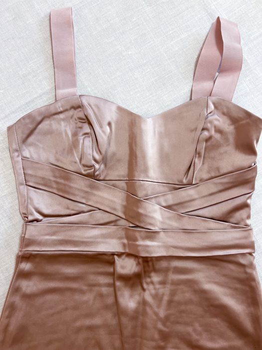 Коктейльна атласна сукня пудрового кольору