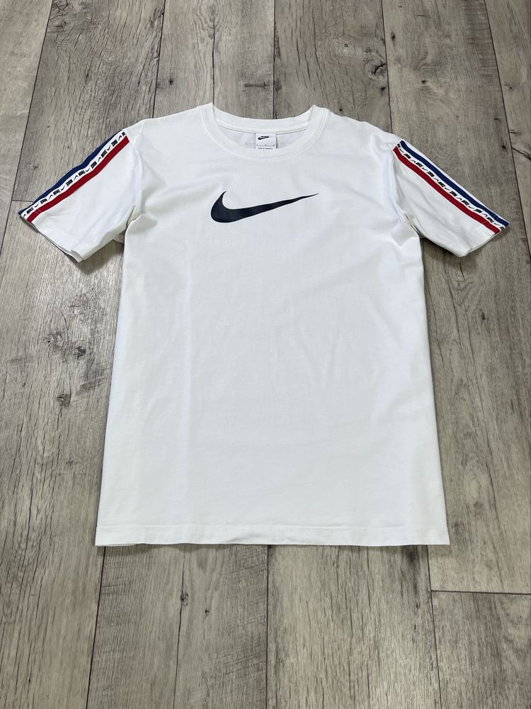 Nike футболка L размер спортивная с лампасами белая оригинал