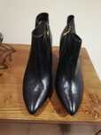Botins pretos em pele novos.