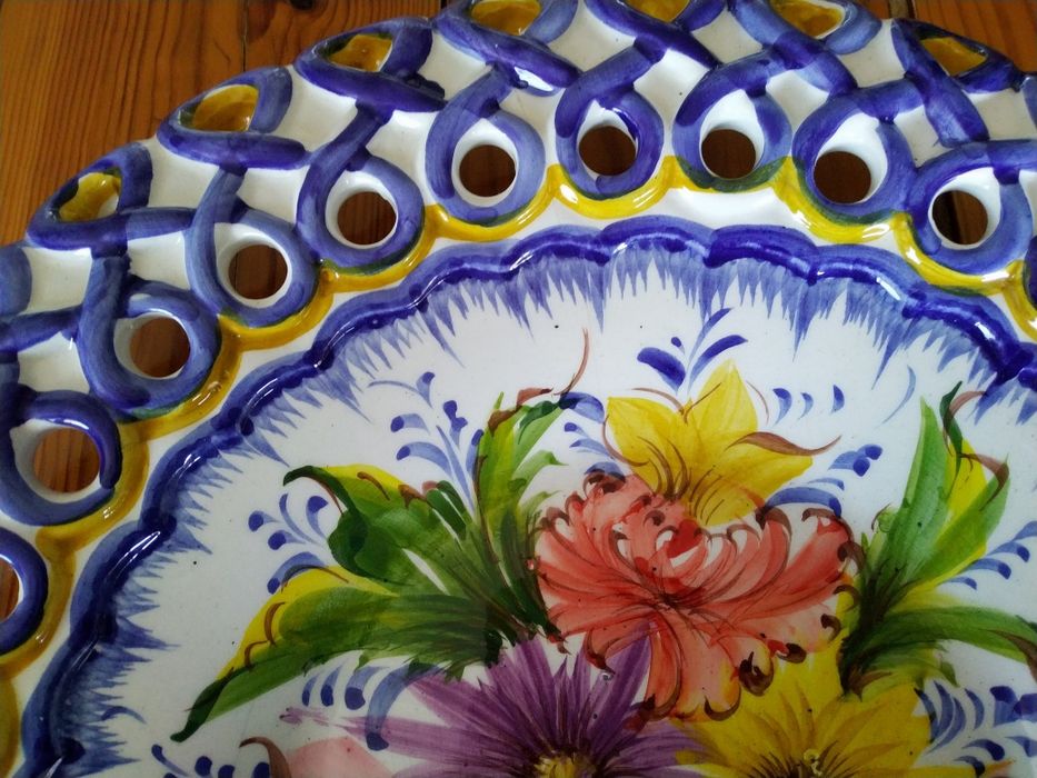 Prato decorativo em faiança, novo