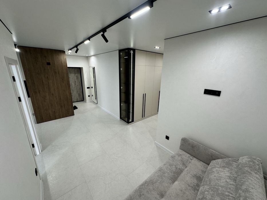 Продаю 2к з кухнею студією біля озера.