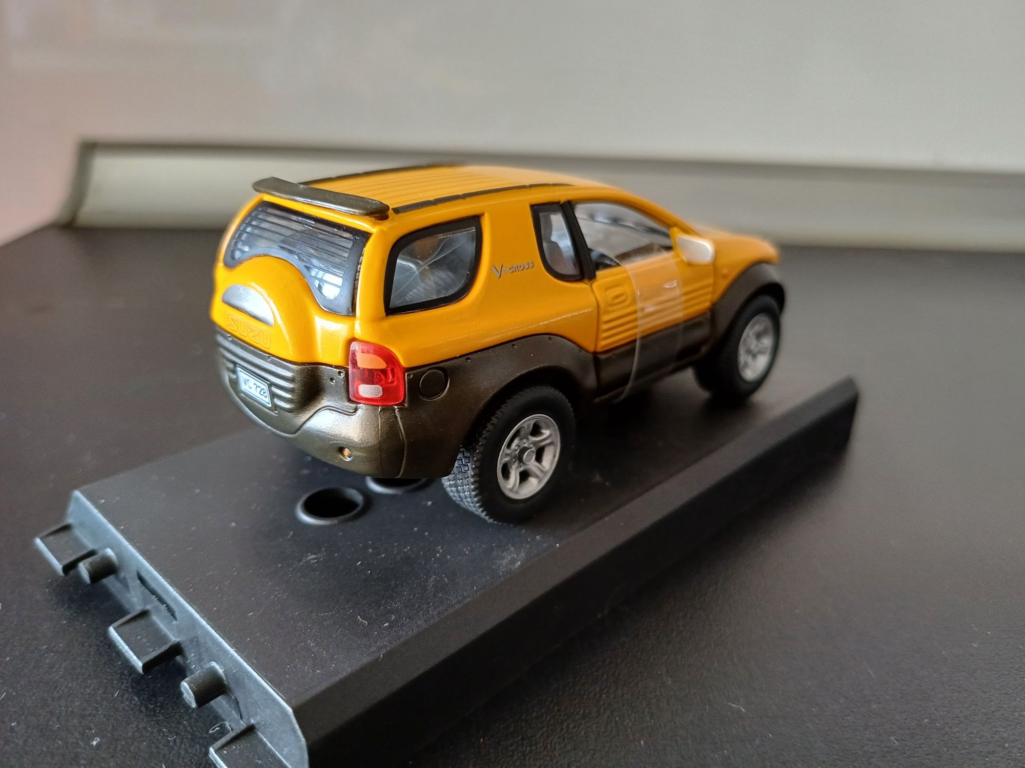 Isuzu Vehicross - 1/43 Hongwell cararama