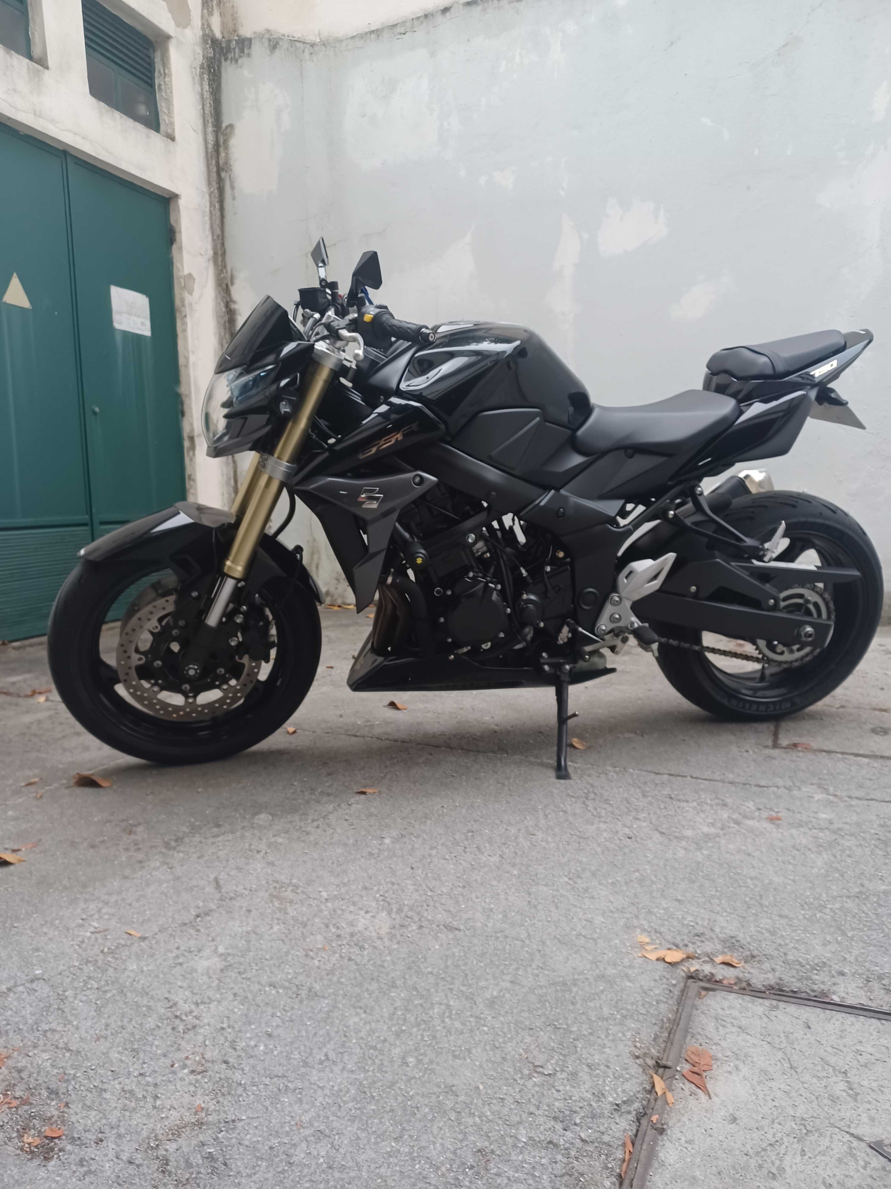 Suzuki GSR 750cc
