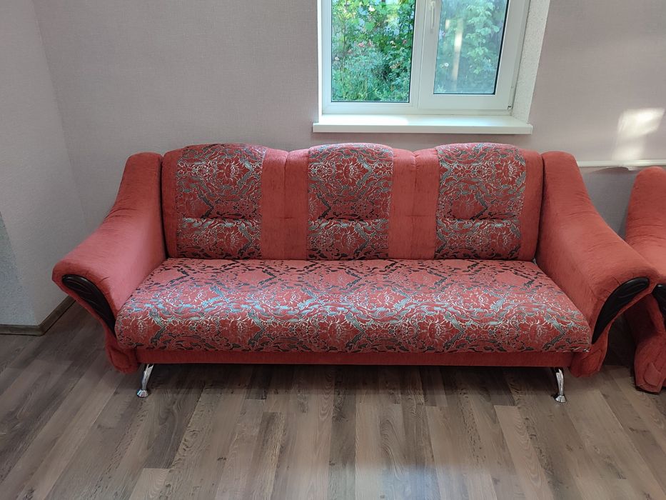 Рожевий диван-книжка та крісло