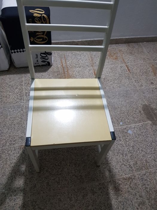 Cadeiras  e caixas de arrumos