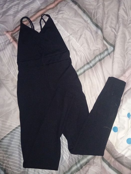 Macacao preto ajusta ao corpo