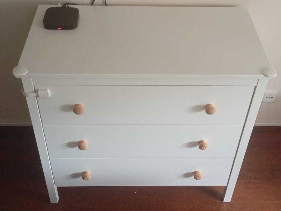 Cómoda branca, com 3 gavetas, 90x83 cm (inclui puxadores originais).