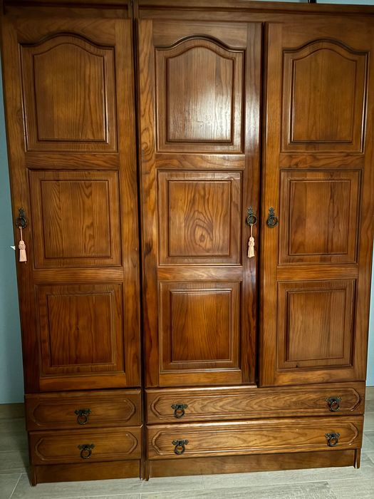 Mobília antiga em bom estado de conservação