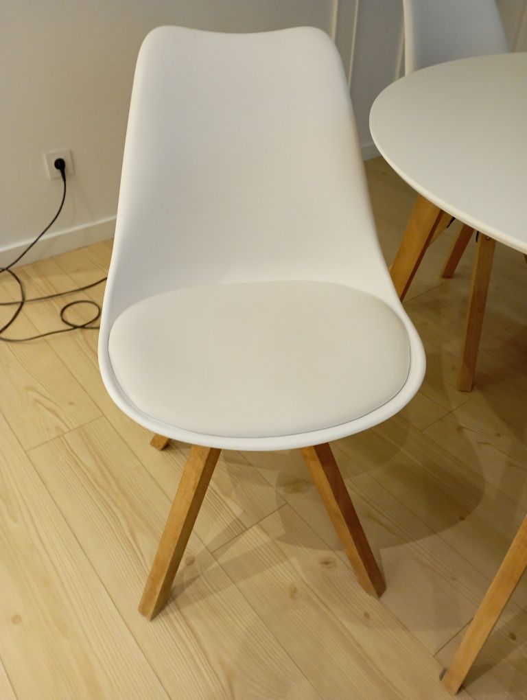 4 cadeiras brancas Jysk