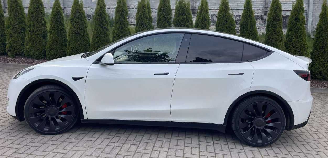 Tesla Model Y, 2022, 70 000
